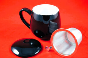 taza de té negra con filtro